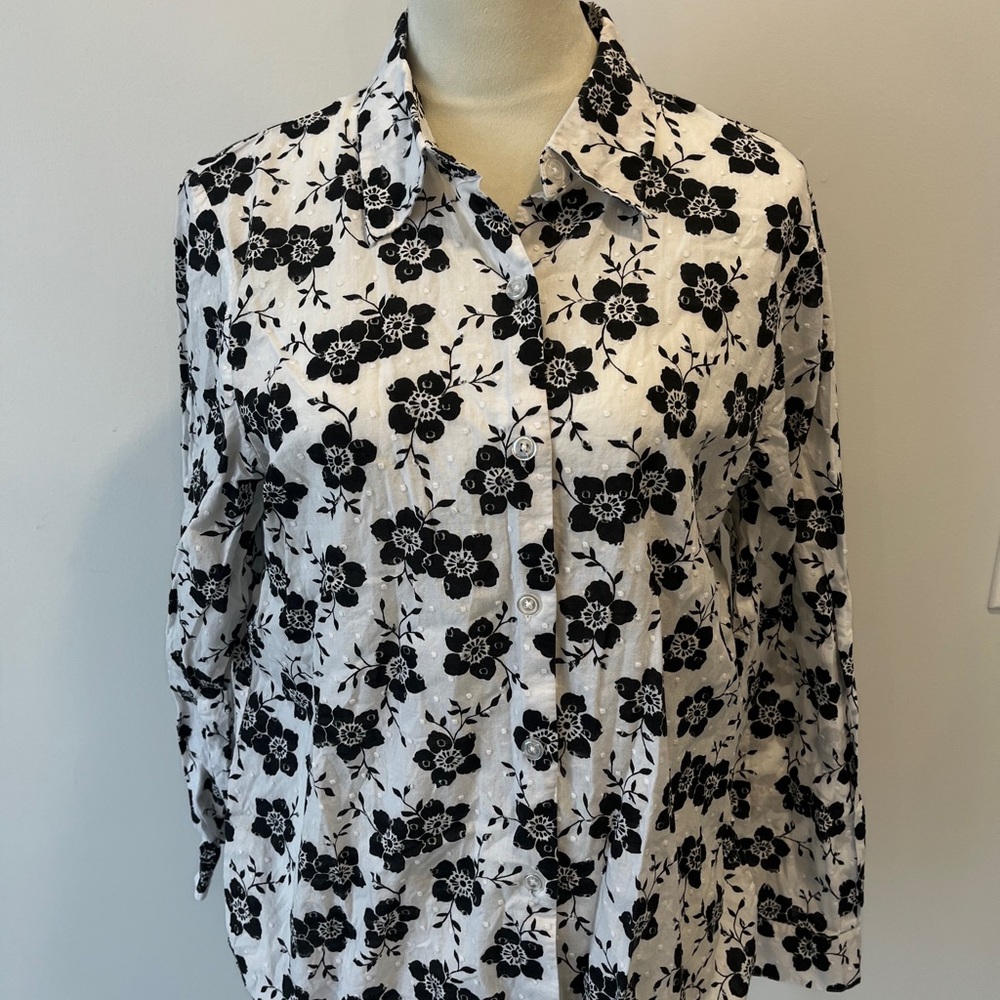 Jaclyn Smith Women’s Black And White Floral Button Down Size Large 100% cotton